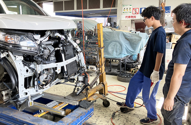 長野・飯田の中学2年生が、フレーム修正から溶接・塗装まで本格体験…「車社会を支える」仕事の尊さを知る
