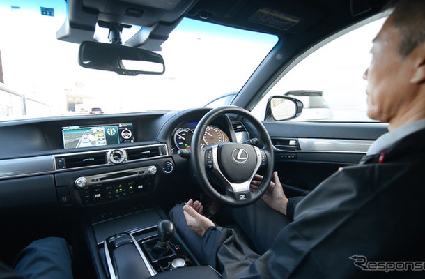 写真はレクサスの自動運転実験車による首都高でのデモ走行（2015年）
