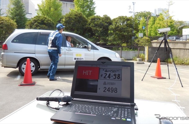 国交省で行われたナンバー自動読み取り装置のデモ。街頭検査で瞬時に無車検車を割り出して指摘できる（9月15日、東京霞が関）