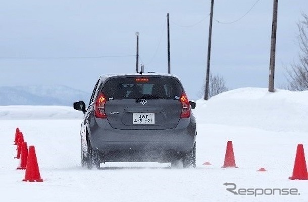 JAFによる雪上制動試験