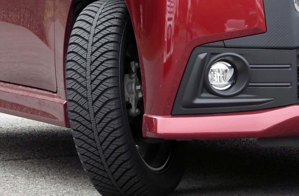 「Goodyear Vector 4 Seasons Hybrid」のタイヤパターンは“V字”が特徴