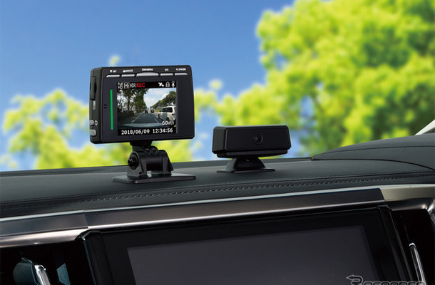 2カメラ で車内の映像も同時に記録する 高画質ドラレコ コムテック Car Care Plus