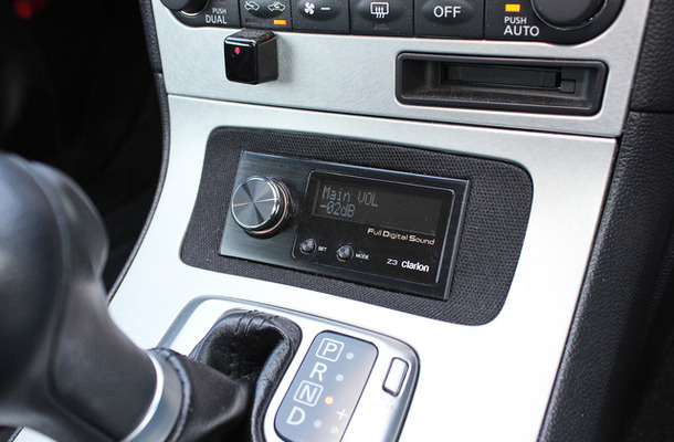 写真はクラリオン『フルデジタルサウンド』搭載車のセンターコンソール（製作ショップ：ブレインチャイルド）。同システムにもハイレベルな“チューニング機能”が搭載されている。“カーオーディオ・プロショップ”はそれを難なく操る。