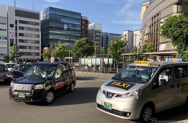 都内で多く見かけるようになったトヨタのジャパンタクシー（左）と、日産のNVタクシー