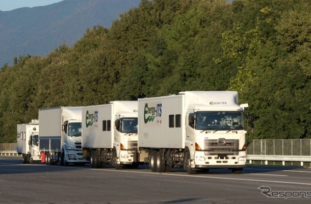 トラック隊列走行の実証風景（新エネルギー・産業技術総合開発機構（NEDO）/エネルギーITS推進事業/2012年度）