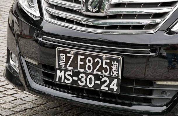 マカオでは上下に2枚のナンバーを掲げる車両をよく見かける