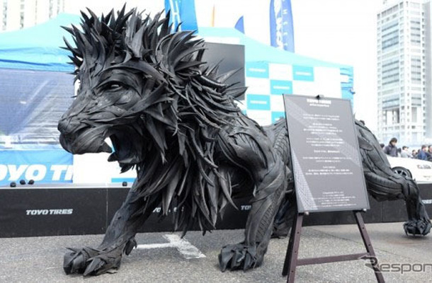 使用済みタイヤで作製した「THE LION」（2016年3月、お台場 TOKYO DRIFTで展示）