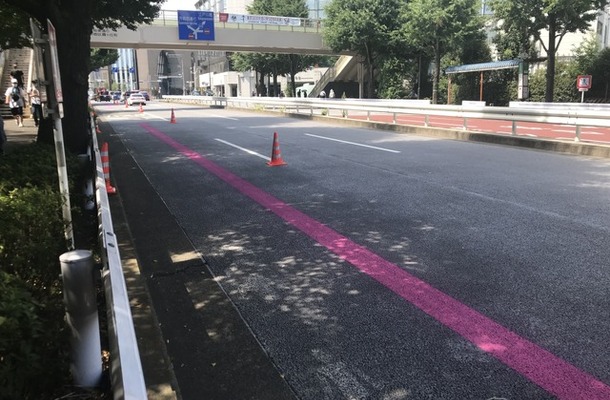 東京・国立競技場近くに設置された関係車両専用レーン