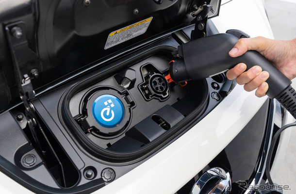 EVの車載バッテリーはどれほどもつのか？ 効率良い充電のしかたとは。写真は日産 リーフ e＋の充電口
