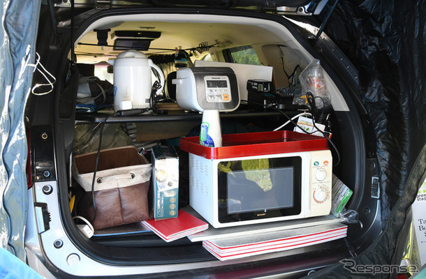 写真は家電を満載して「スターキャンプ2022」に参加したご夫婦のアウトランダーPHEV。車の電気でキャンプを楽しむ