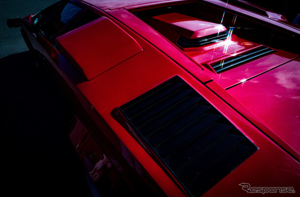 かつて、スーパーカーブームを象徴していたランボルギーニの『カウンタック』が2台展示されていた。写真は1985年モデルの50000V。
