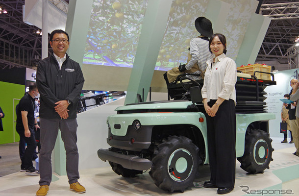 「Auto Guided Orchard Support vehicle」（果樹園作業支援自動走行車）を開発したヤマハ発動機の本田士郎さんと、デザイナーの武石真里さん