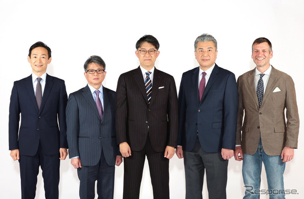 向かって左から：新郷和晃、宮崎洋一、佐藤恒治、中嶋裕樹、サイモン・ハンフリーズ
