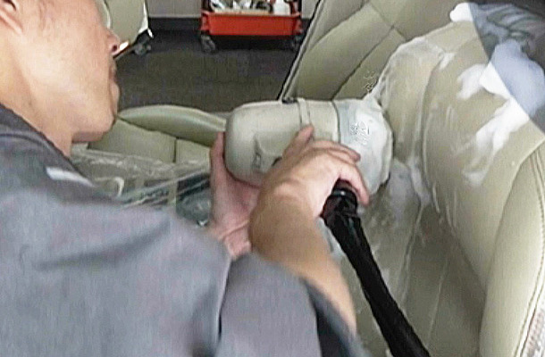 濡らしすぎず乾燥が早い「車内シート・内装洗浄システム」の提案…フォンシュレーダージャパン