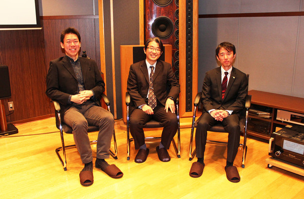 クラリオン（株）技術開発本部ソフトウェア開発部音響開発グループの、左から、武藤慧さん、上原正吉さん、森田英之さん。