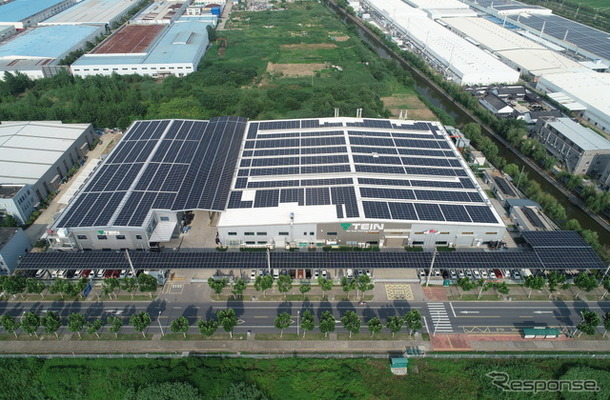 工場一面に設置された太陽光パネルで消費電力の約90%を賄う