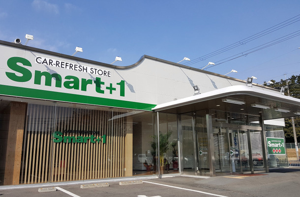 2月9日にオープンした「smart＋1茨木西店」。ガラス貼りのオープンな雰囲気が印象的だ