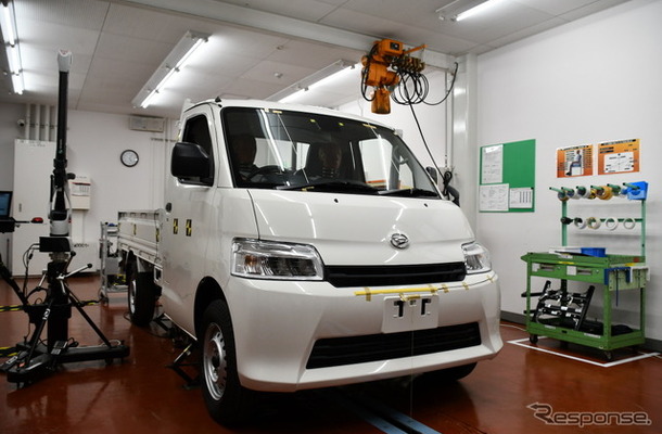 国土交通省によるダイハツ滋賀工場での保安基準確認試験の様子（2024年1月）。写真の車種がグランマックス