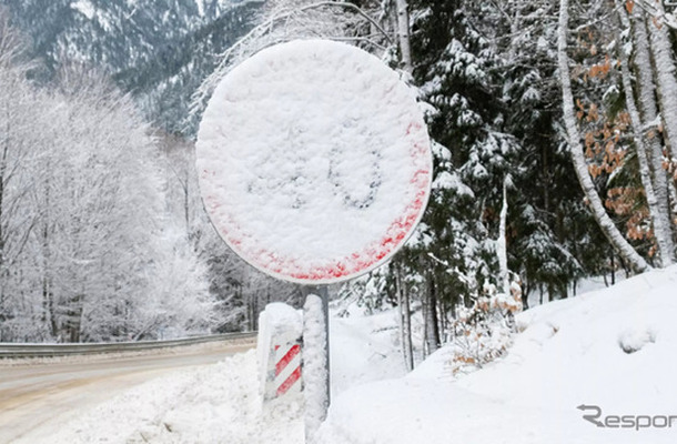 着雪で隠された速度制限標識もHEREの地図データが検出