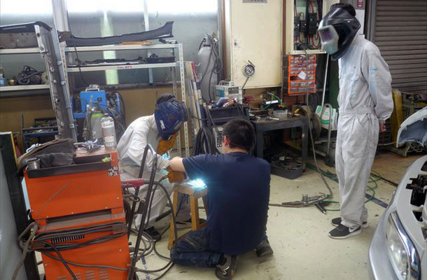 長野県飯田市「相互車体」で、地元の中学生が整備や鈑金塗装を体験