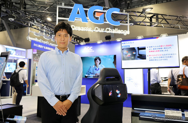 ＡＧＣの「車載ディスプレイ用加飾カバーガラス」とＡＧＣ オートモーティブカンパニー モビリティ事業本部 車載ガラス事業部 技術統括部 新商品開発グループの藤江陽平氏