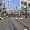八丁畷から川崎へ登って行く途中に低いガードはある。手前の踏切は旧東海道