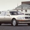 レクサスLS400（1989年）。ボンネットの上にシャンペンタワーを積みあけてエンジンを始動し、回転を上昇させるテレビCMが放映された
