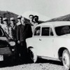 鈴木道雄氏とスズキ最初の自動車「スズライト」の開発チーム（1954年）
