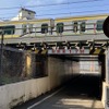 総武線・千駄ケ谷～代々木間の大通ガード。首都高とJRとの隙間から