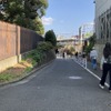 奥が八幡前ガード（総武線・千駄ケ谷～代々木間）、写真左手は新宿御苑