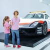 ポルシェ博物館の緊急車両をテーマにした無料の子供向け夏季プログラム「Porsche 4Kids」