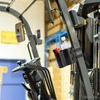 サンワサプライの特殊車両や棚の柱に巻き付けて固定できるドリンクホルダー「PDA-STN80BK」