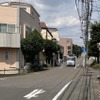 狭い道、制限1.7m！　荒玉水道道路：世田谷区喜多見5丁目。奥が高円寺方面
