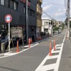 狭い道、制限1.7m！　荒玉水道道路：世田谷区成城1丁目、画面奥が大蔵水道橋、さらに高円寺方面