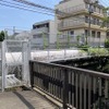 狭い道、制限1.7m！　荒玉水道道路：大蔵水道橋、世田谷区成城1丁目（奥）～砧7丁目（手前）。左手が高円寺方面、右手が砧浄水場方面