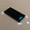 スマートフォンのワイヤレス充電を可能にする誘導充電ゾーンがカウンターに