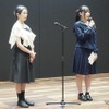 ラッピング部門最優秀賞：福嶋咲さん（向かって右）と谷口審査員