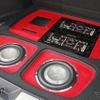 ラゲッジフロア全面を使ってパワーアンプ×2台、DSP、サブウーファー×2発をバランスよくレイアウトした。