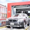 直営1号店「ふるーる洗車PLUS 八王子本店」での洗車機利用中の様子