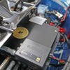 ラゲッジの隙間に滑り込ませるようにして取り付けられているのはリゾルトのM-DSP。ケーブルの取り回しも配慮されている。