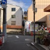 画面左右が中野区道、特別区道24-940・東中野ギンザ通り