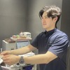 ポロシャツを着用した駅係員