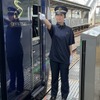 ポロシャツを着用した乗務員