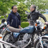 ツーリング仲間とバイク談義に花を咲かせる設楽社長（左）と愛車の『SR400』