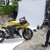 来場者のヤマハ『YZF-R1』に興味津々の設楽社長