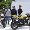 設楽社長がかつて手がけた『TW225』で来場した親子ライダーとの記念撮影