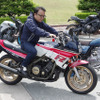 ツーリング仲間のバイク『FZ750』に跨る設楽社長