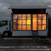 トラック荷台内での作品展示(約25点)