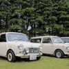 左側のクラシックミニをよく見て欲しい。ホイールベースを伸ばした4ドア仕様だ。