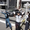 上野車両基地そばの踏切を通る
